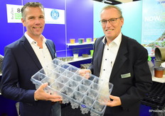 Ronald en Pieter met de nieuwe tray voor de opkweek en teelt van Phaleanopsis. Door de verlengde opkweek in deze tray heb je niet alleen meer planten per m2, je kunt daardoor ook besparen op energie of de productie verhogen. Daarbij wordt de kans op potworm verkleind zolang de plant in deze tray staat doordat de plant langer kan groeien in de plug.